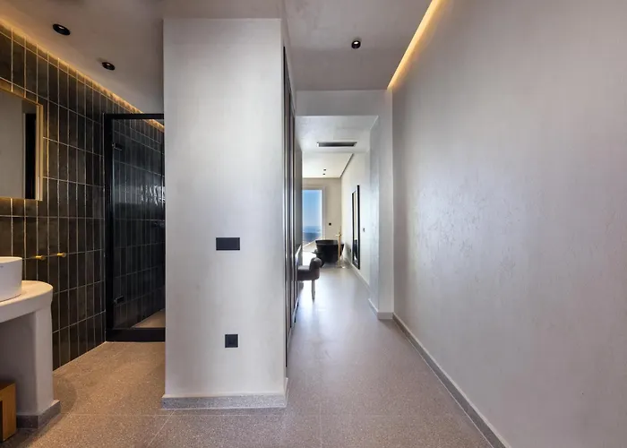 Damigos Caldera World فِروستيفاني